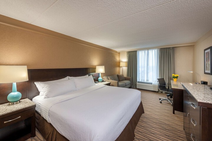 1 King Bed Sofa Bed Work Desk Refrigerator WiFi Keurig Coffee Maker Full Breakfast (12 of 15)