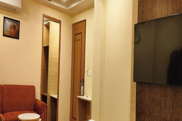 Room 5 of 12