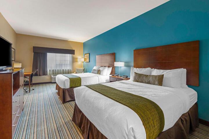 2 Queen Beds Microwave and Refrigerator 39 Inch Led Television High Speed Internet Full Breakfast (5 of 14)