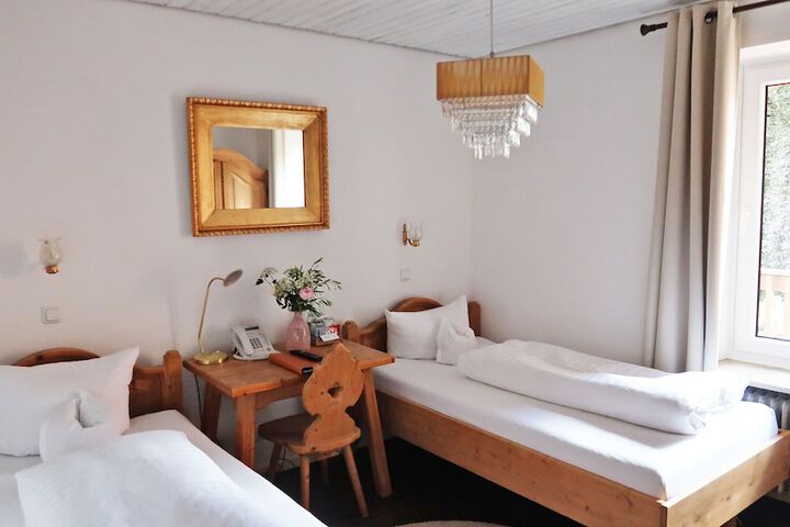 Room 25 of 77