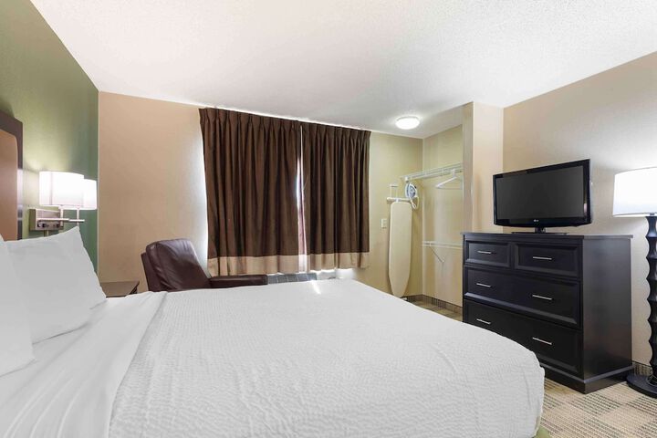 Studio Queen Bed (9 of 12)