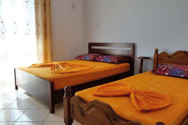 Room 6 of 32