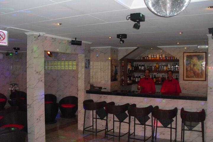 Lounge 53 of 98