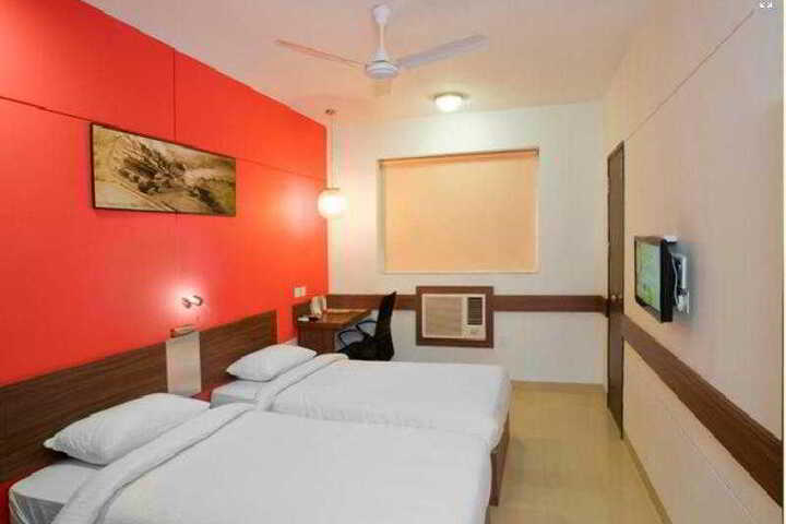 Room 6 of 12