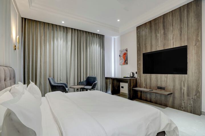 Room 32 of 66