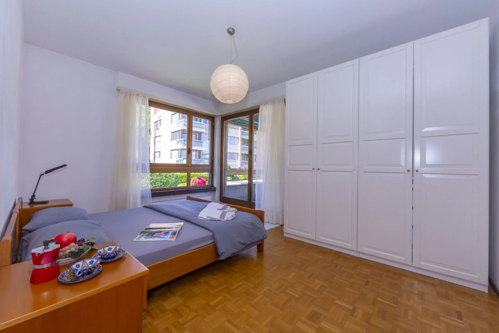 Room 4 of 8