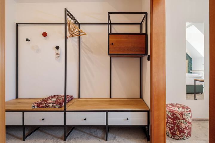 Room 28 of 77