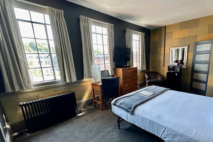Interior Economy Queen Bed Pet Friendly (39 of 47)