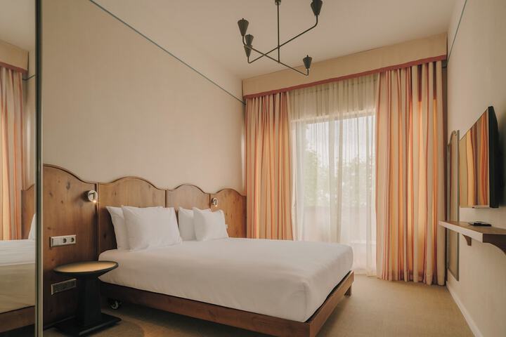Room 8 of 42