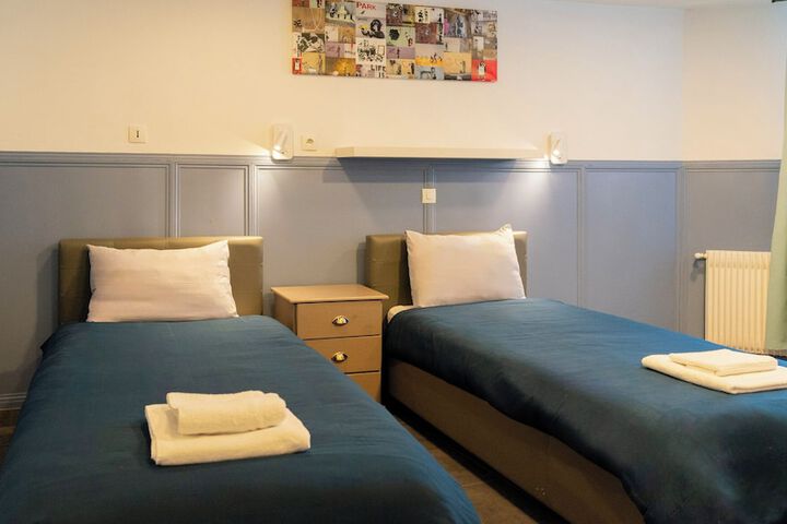 Room 8 of 25