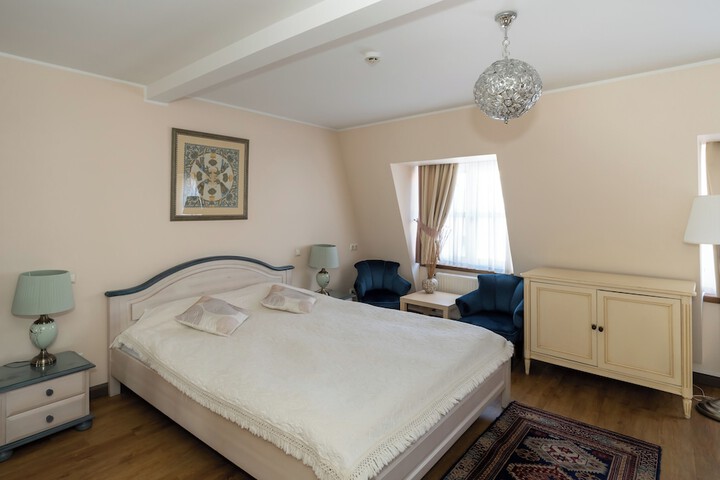 Room 3 of 42