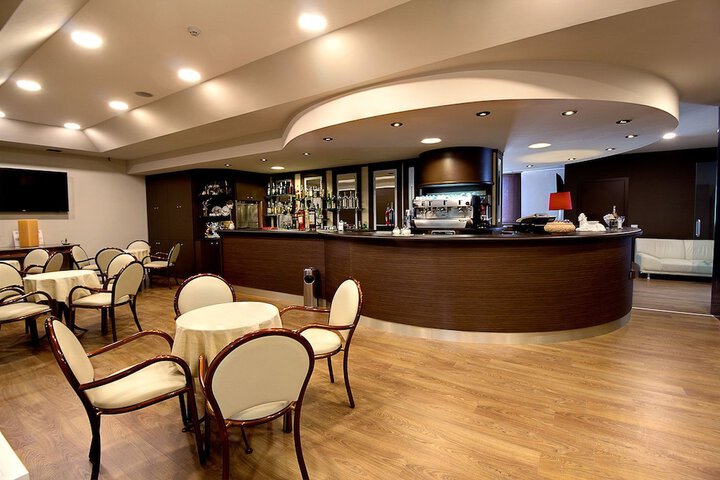 Lounge 34 of 38