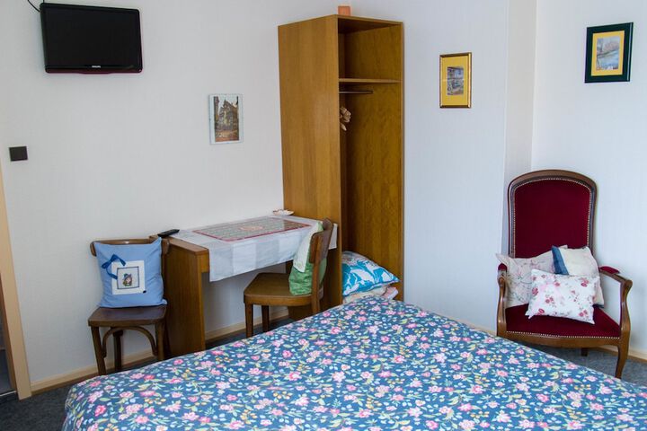 Room 2 of 37