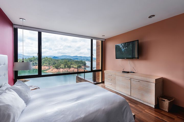 Room 8 of 184