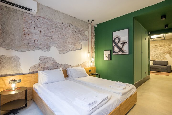 Room 25 of 76