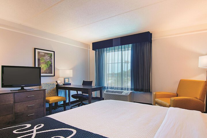 1 King Bed (6 of 18)