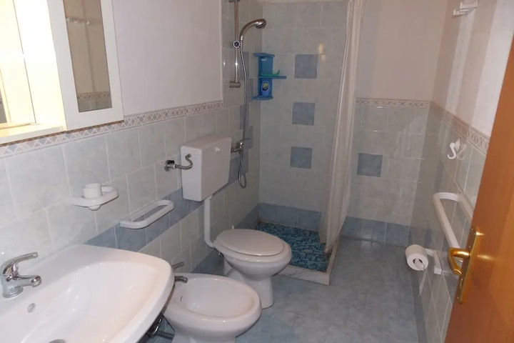 Room 7 of 18