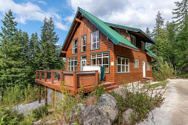 Hot Tub Cool Views: Roaring Creek Cabin in Leavenworth, WA