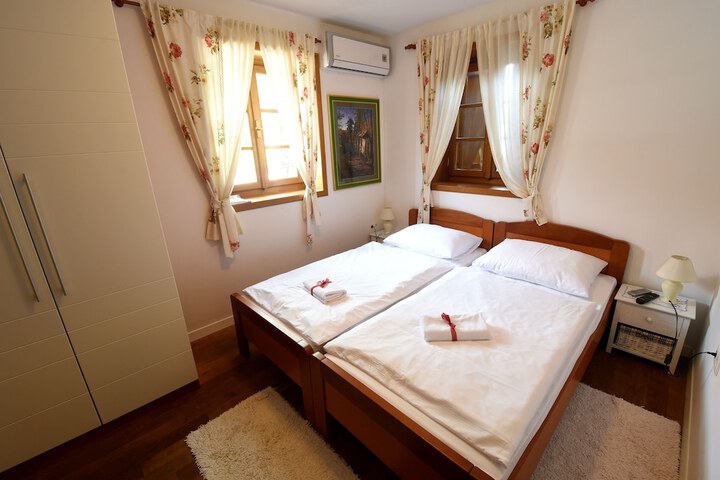 Room 3 of 27