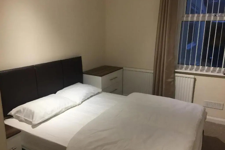 Room 5 of 6