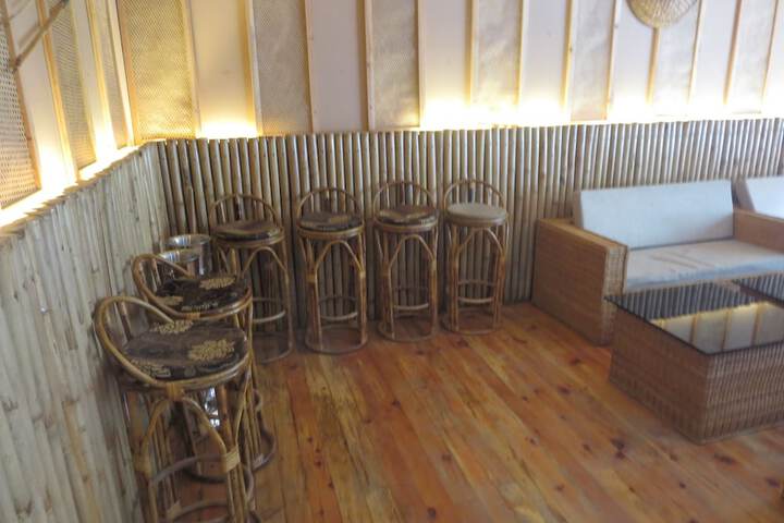 Lounge 20 of 37