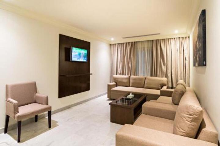 Lounge 30 of 51