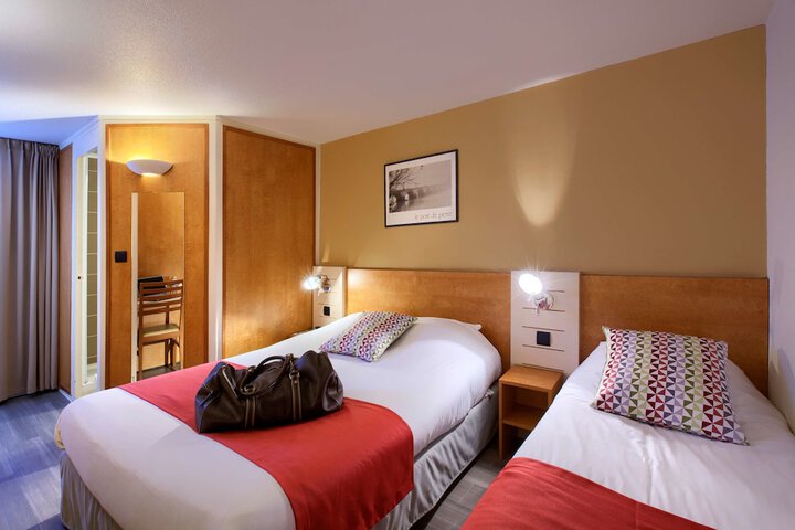 Room 9 of 32