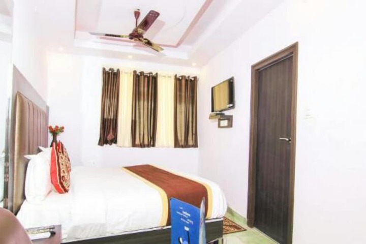 Room 5 of 18