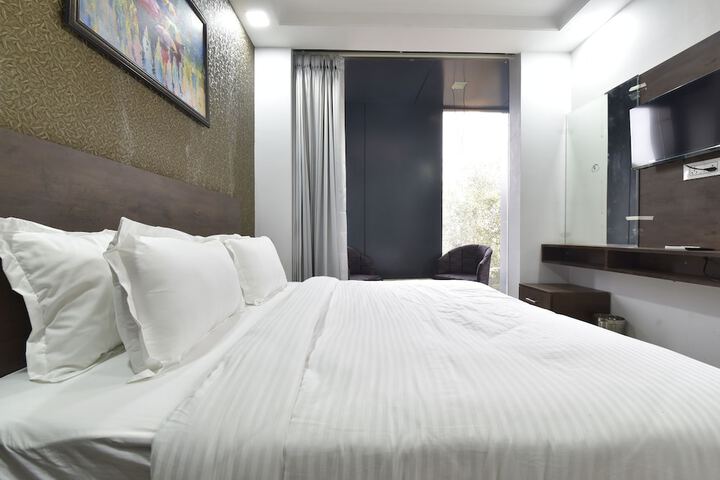 Room 13 of 33