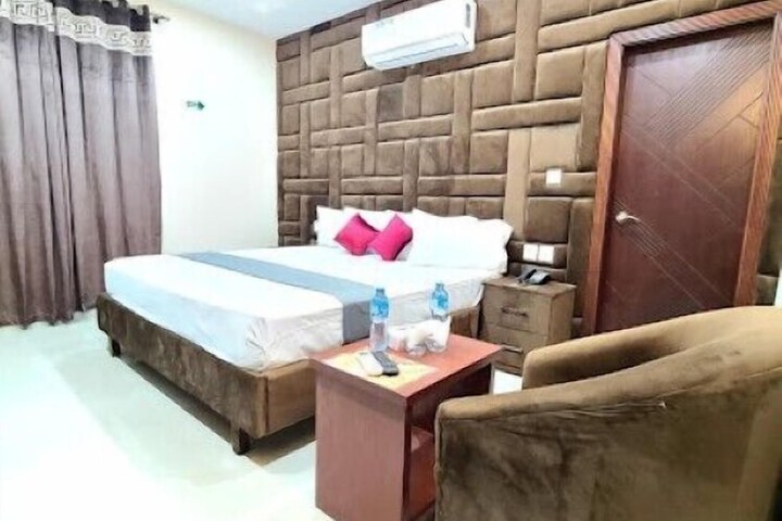 Room 9 of 17