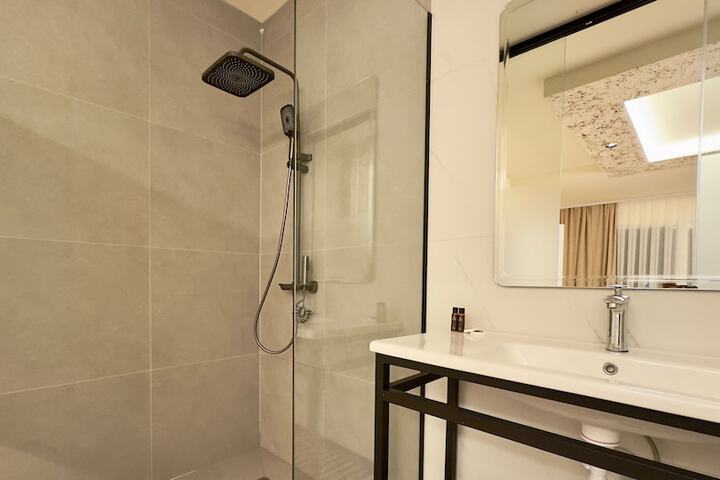 Room 104 of 121