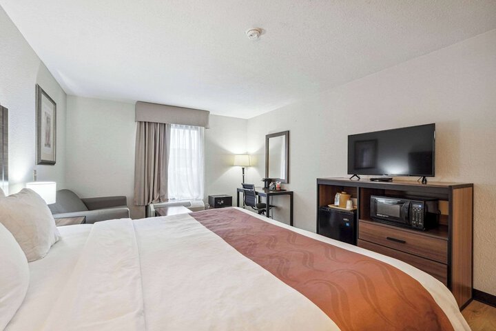 1 King Bed (3 of 11)