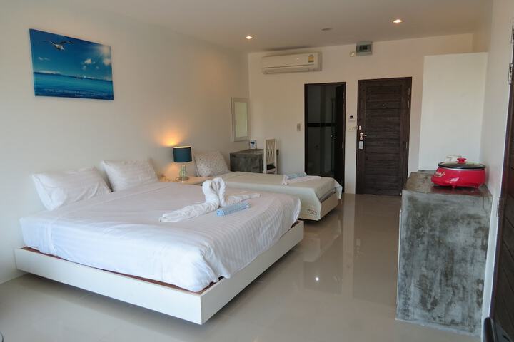 Room 6 of 28