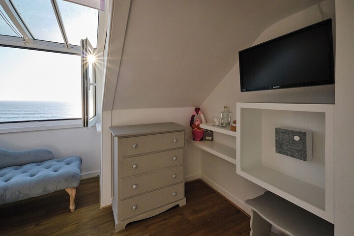 Room 27 of 76