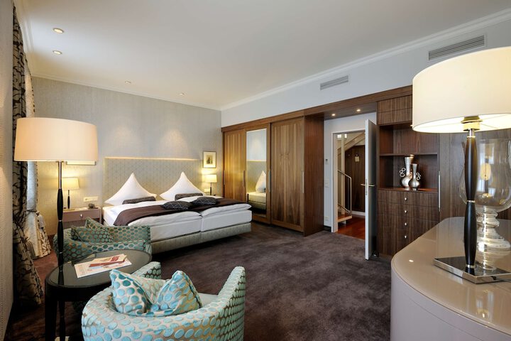 Room 28 of 77