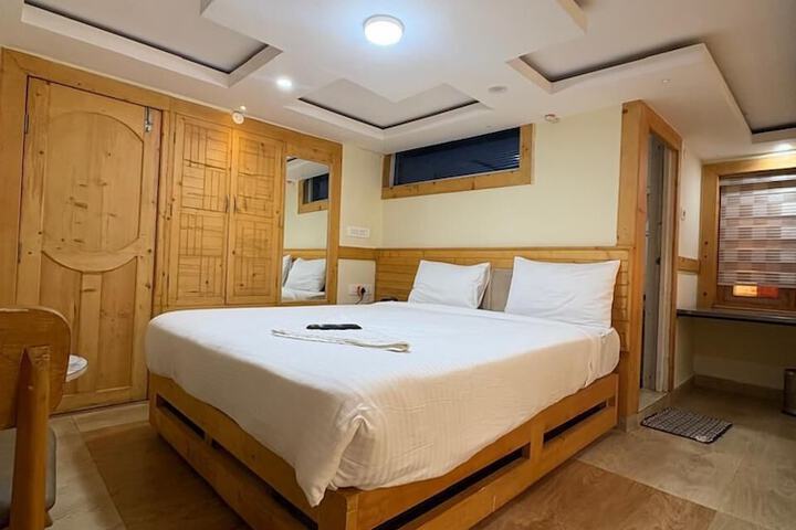 Room 9 of 38
