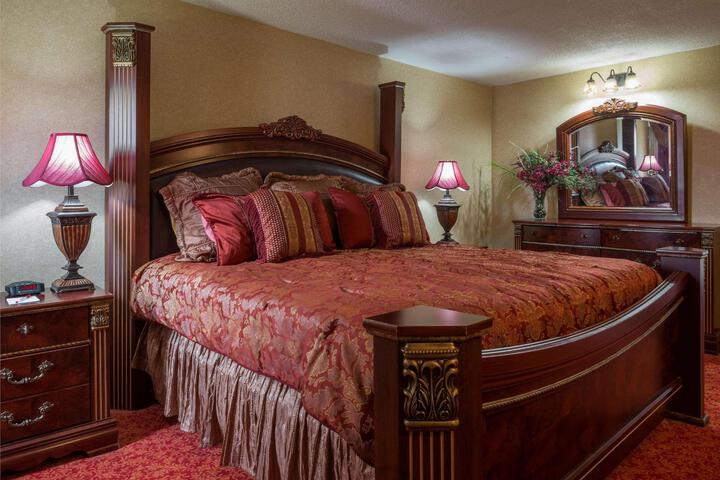 1 Queen Bed (10 of 14)