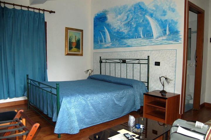 Room 8 of 12