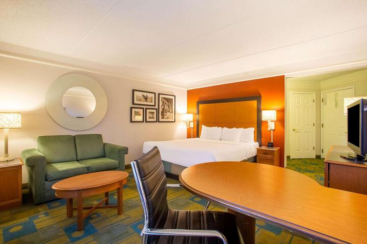 1 King Bed Deluxe Room (5 of 16)
