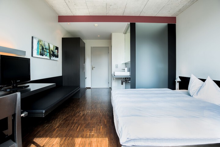 Room 8 of 38