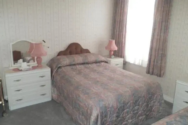 Room 2 of 10