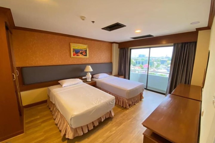 Room 10 of 102