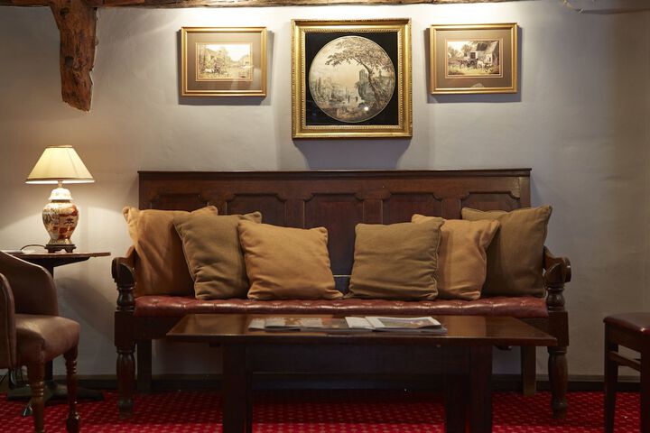 Lounge 32 of 43