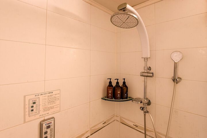 Room 14 of 21