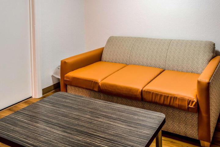 1 Queen Bed (8 of 8)