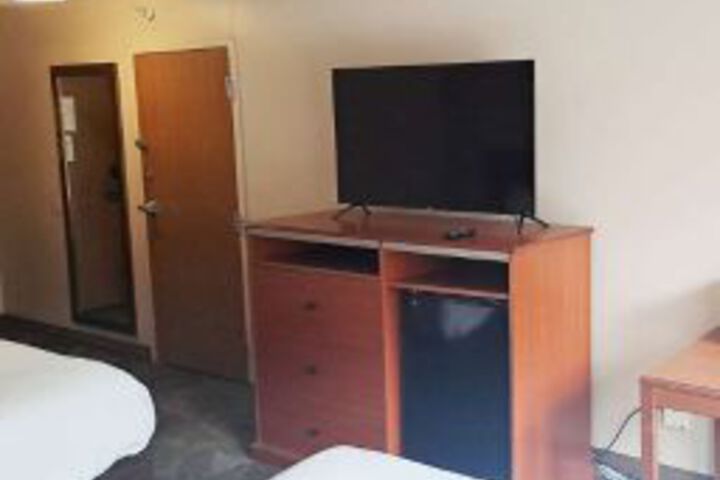 Photo of The Inn & Suites Omaha Near Zoo