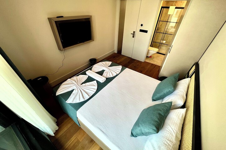 Room 8 of 25