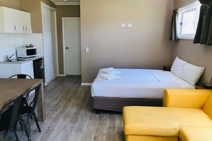 Room 17 of 38