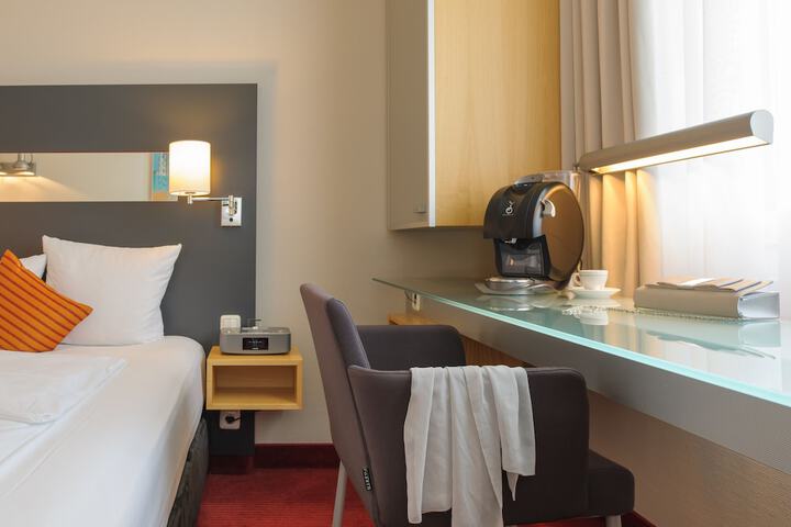 Room 4 of 76