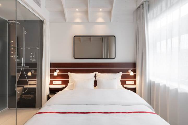 Room 27 of 82